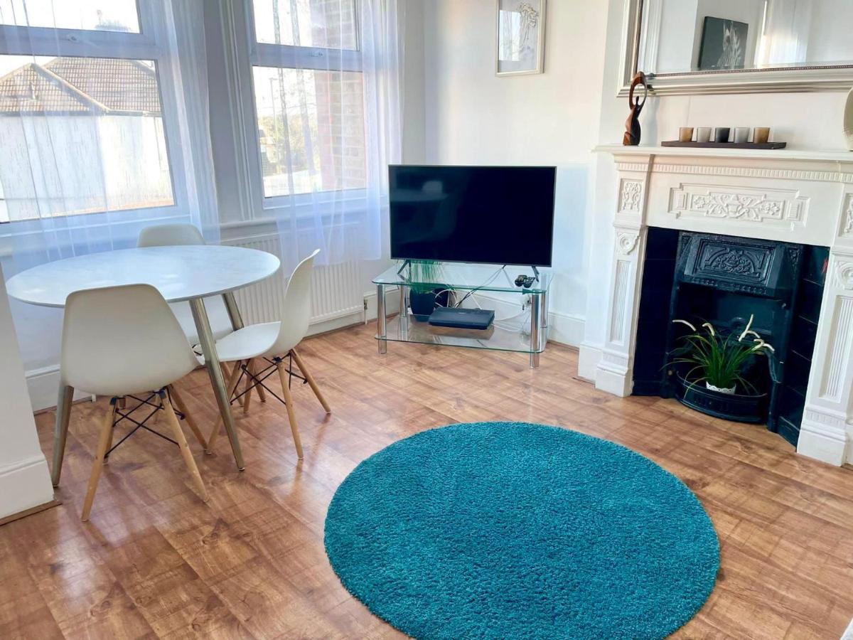 Large 3 Bedroom modern apartment close to central London Finchley Exterior foto