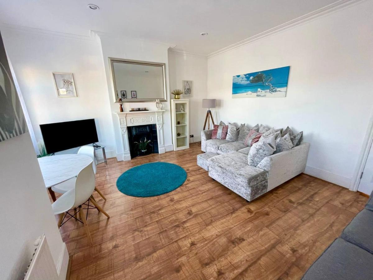 Large 3 Bedroom modern apartment close to central London Finchley Exterior foto